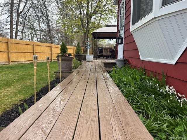 33 Hollins Lane, East Islip, NY 11730