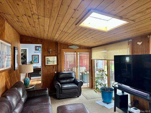 33 Hollins Lane, East Islip, NY 11730