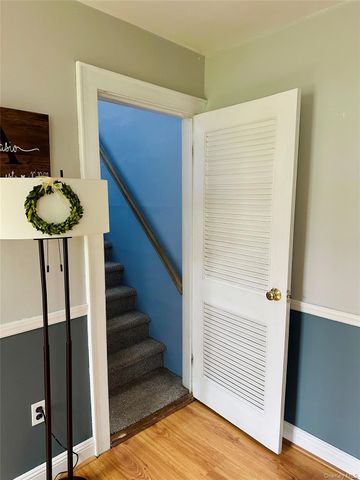 33 Hollins Lane, East Islip, NY 11730