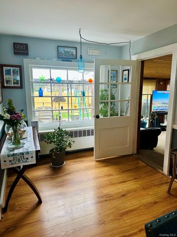 33 Hollins Lane, East Islip, NY 11730