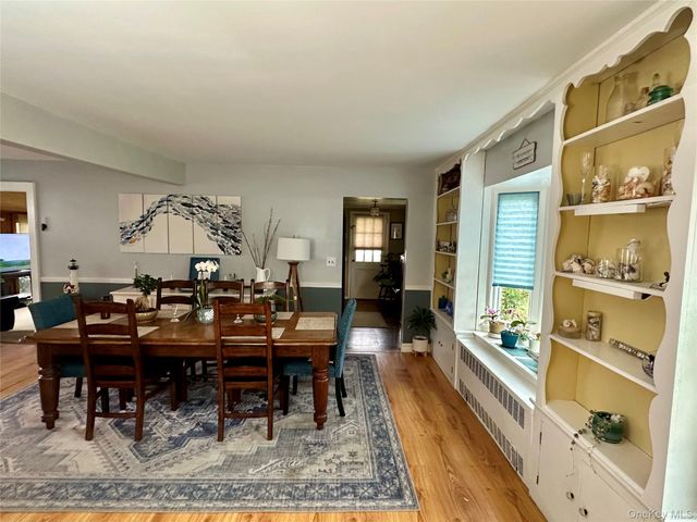 33 Hollins Lane, East Islip, NY 11730