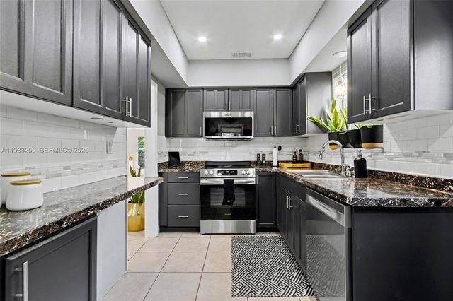 818 NW 29th Ct, Wilton Manors, FL 33311