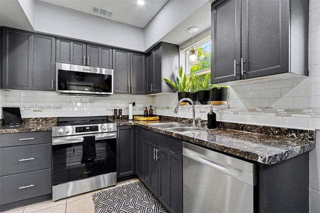 818 NW 29th Ct, Wilton Manors, FL 33311