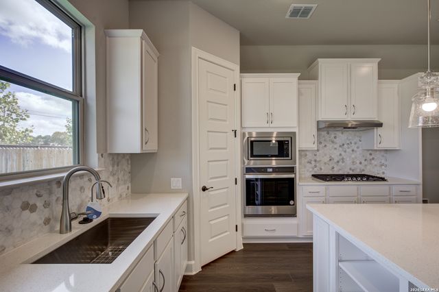 142 Secretariat Ave., Castroville, TX 78009