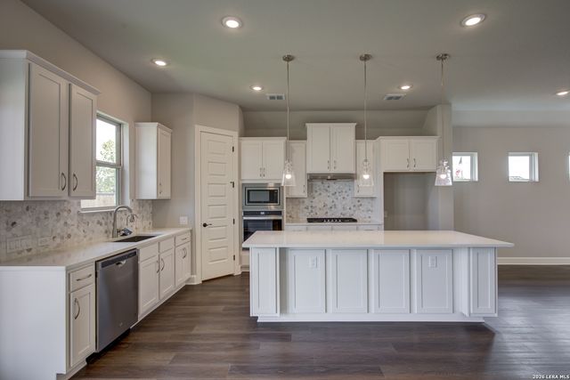 142 Secretariat Ave., Castroville, TX 78009