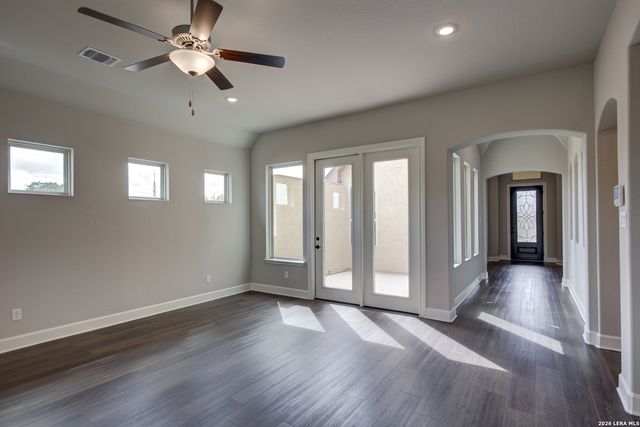 142 Secretariat Ave., Castroville, TX 78009