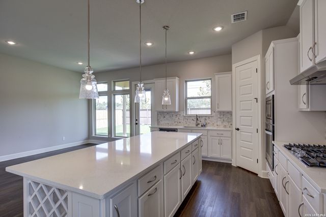 142 Secretariat Ave., Castroville, TX 78009