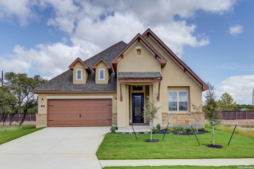 142 Secretariat Ave., Castroville, TX 78009