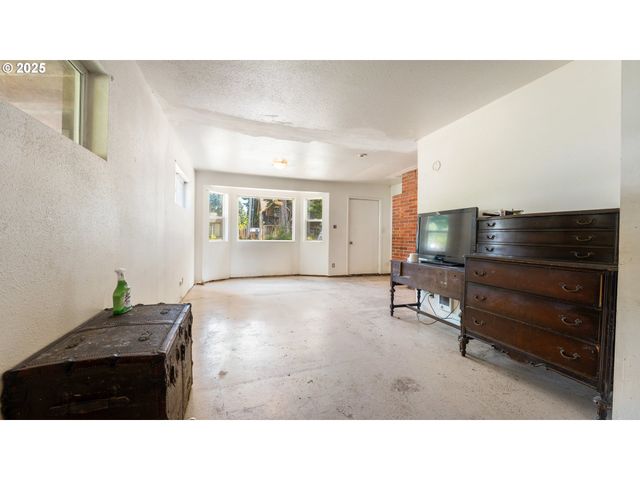 89298 SUTTON LAKE Dr, Florence, OR 97439