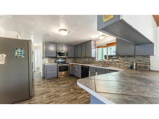 89298 SUTTON LAKE Dr, Florence, OR 97439