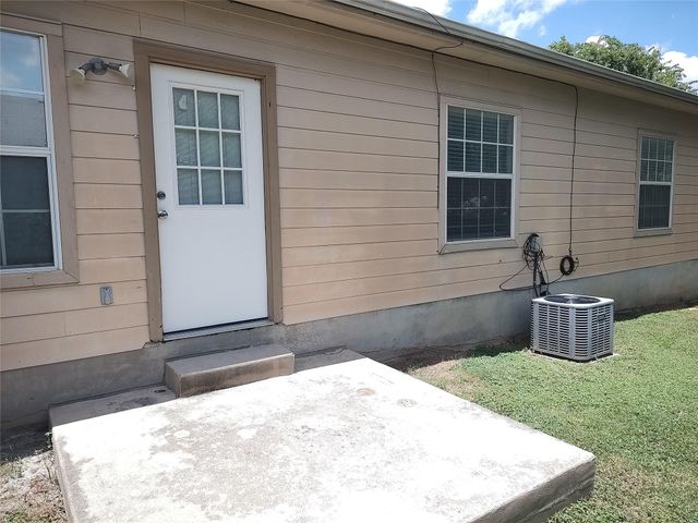 2206 S Bagdad RD B, Leander, TX 78641