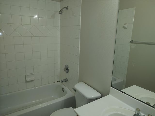 2206 S Bagdad RD B, Leander, TX 78641