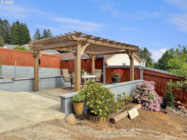 7175 VISTA RIDGE Dr, Brookings, OR 97415