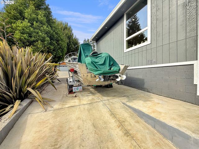 7175 VISTA RIDGE Dr, Brookings, OR 97415