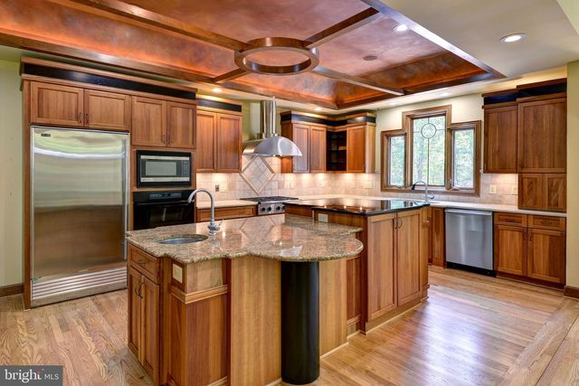 2412 PATES CRK, Williamsburg, VA 23185