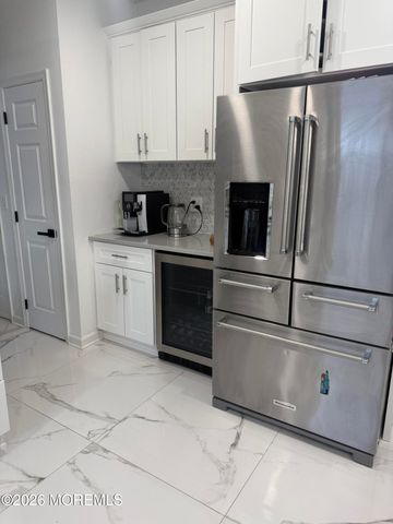 129 Manhattan Avenue, Bayville, NJ 08721