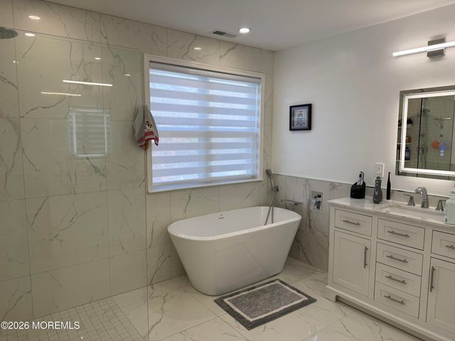 129 Manhattan Avenue, Bayville, NJ 08721