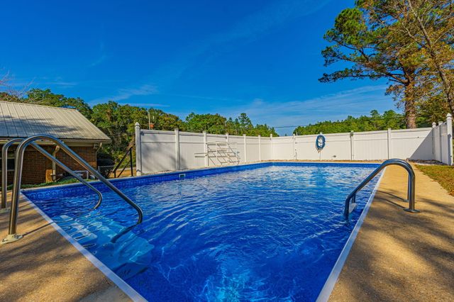 3606 Airport Road, Crestview, FL 32539