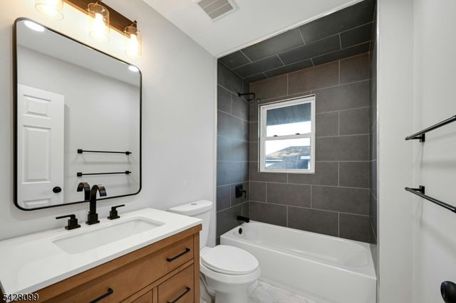 25 Marinus St, Rochelle Park Twp., NJ 07662