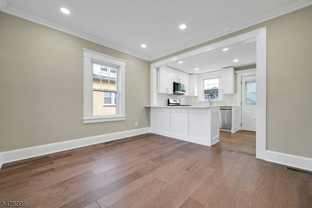 25 Marinus St, Rochelle Park Twp., NJ 07662