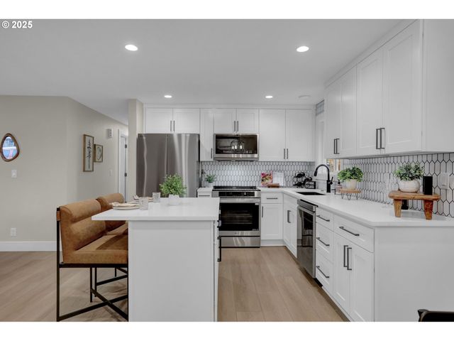 3708 GILHAM Rd, Eugene, OR 97401