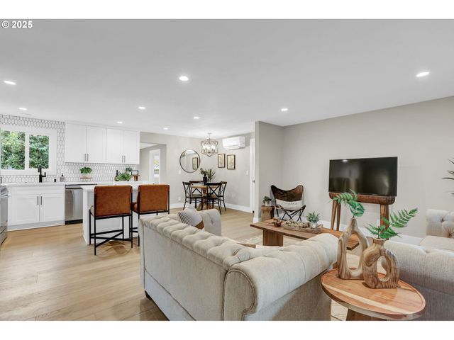 3708 GILHAM Rd, Eugene, OR 97401