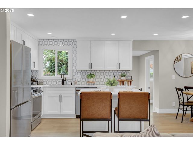 3708 GILHAM Rd, Eugene, OR 97401