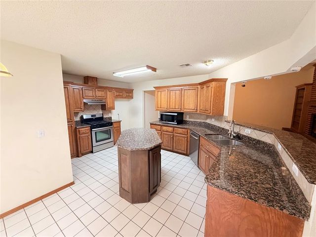 8812 NW 85th Place, Oklahoma City, OK 73132