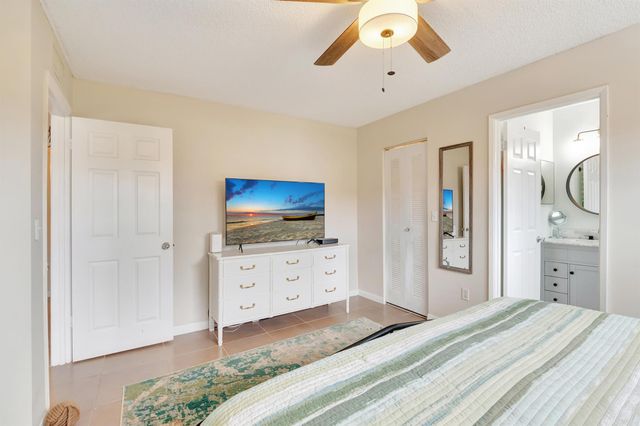 127 Yacht Club Way 111, Hypoluxo, FL 33462