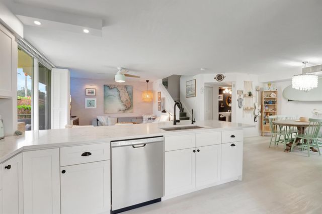 127 Yacht Club Way 111, Hypoluxo, FL 33462