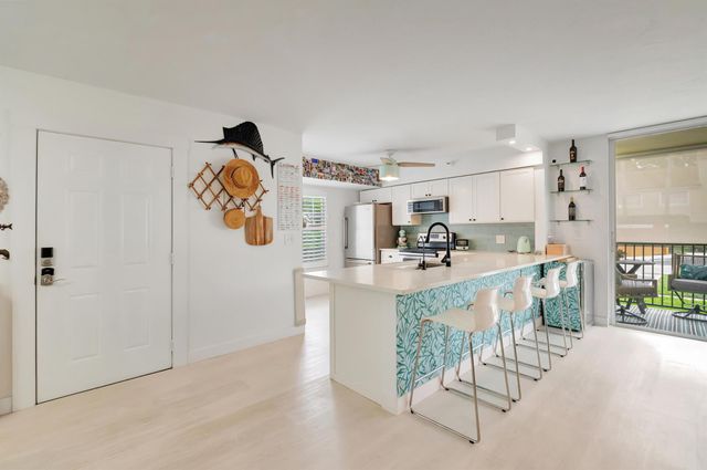 127 Yacht Club Way 111, Hypoluxo, FL 33462