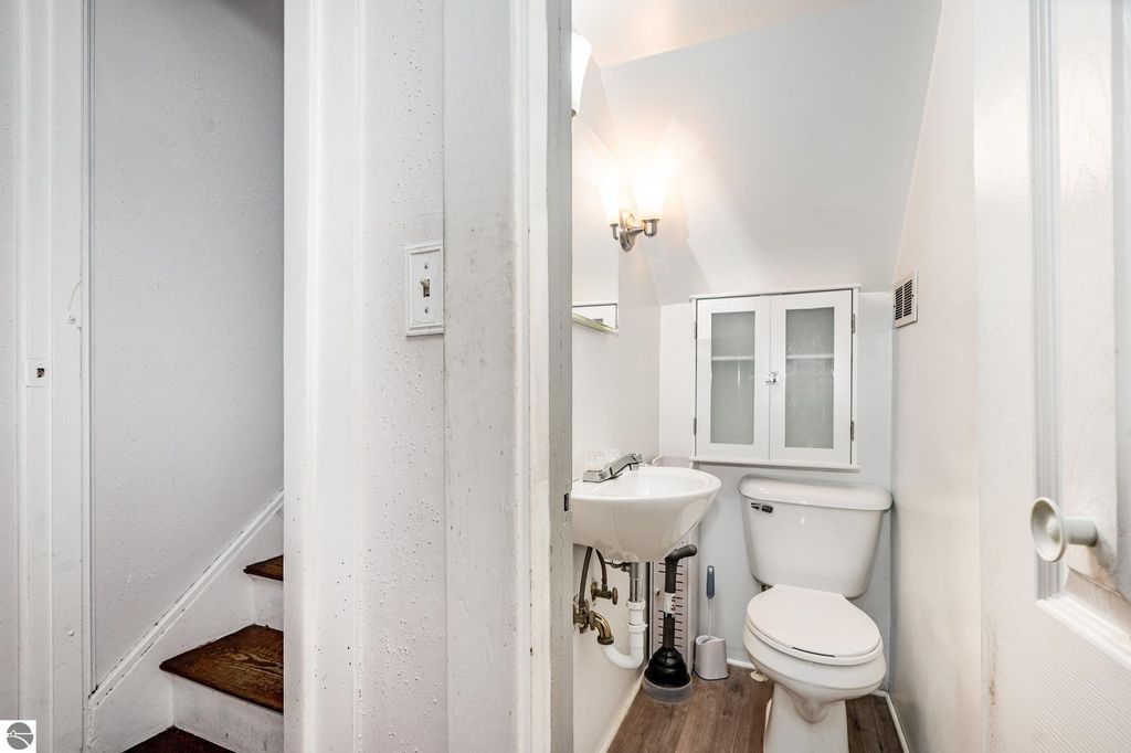 Image 10 of property listing at 739 California Street, Alma, MI 48801