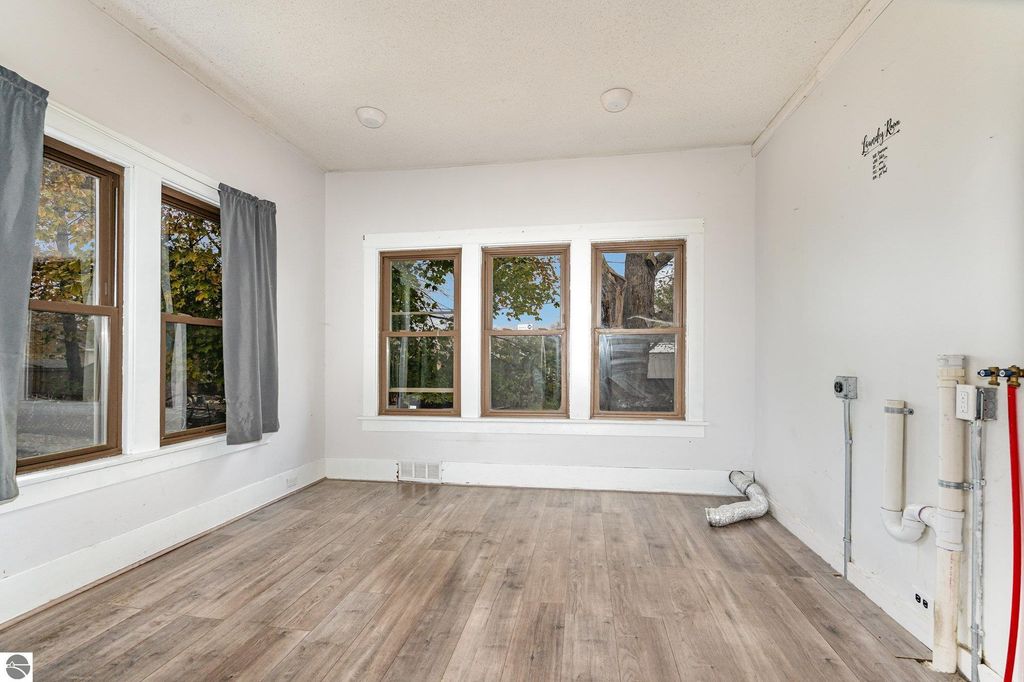 Image 11 of property listing at 739 California Street, Alma, MI 48801