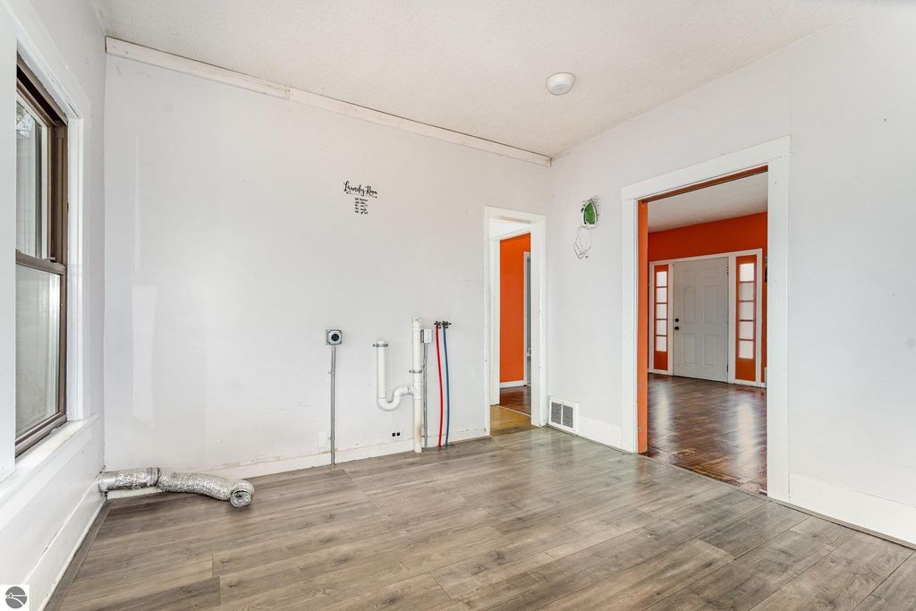 Image 12 of property listing at 739 California Street, Alma, MI 48801