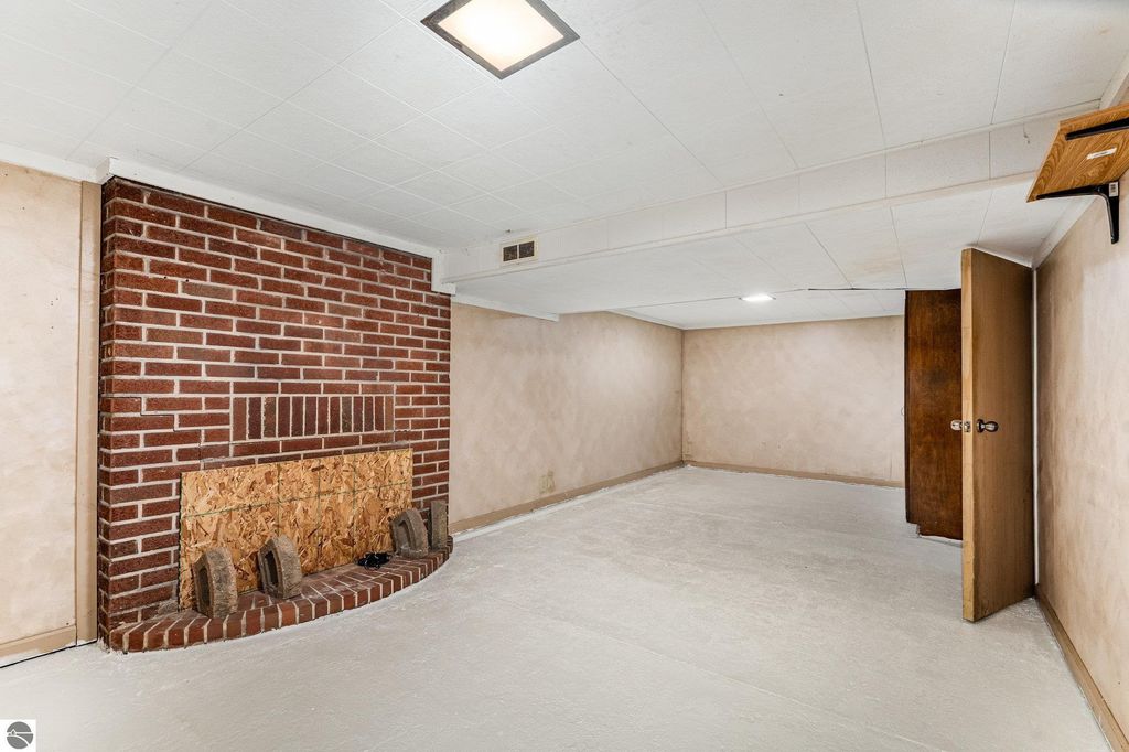 Image 19 of property listing at 739 California Street, Alma, MI 48801