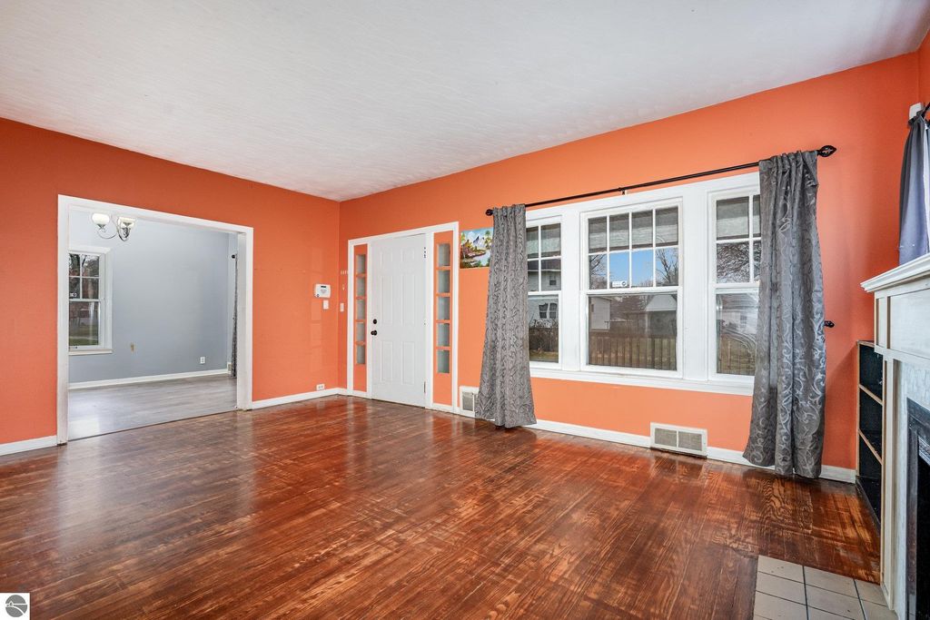 Image 2 of property listing at 739 California Street, Alma, MI 48801