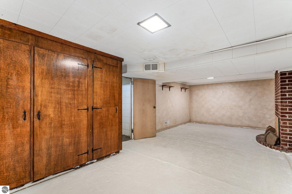 Image 20 of property listing at 739 California Street, Alma, MI 48801