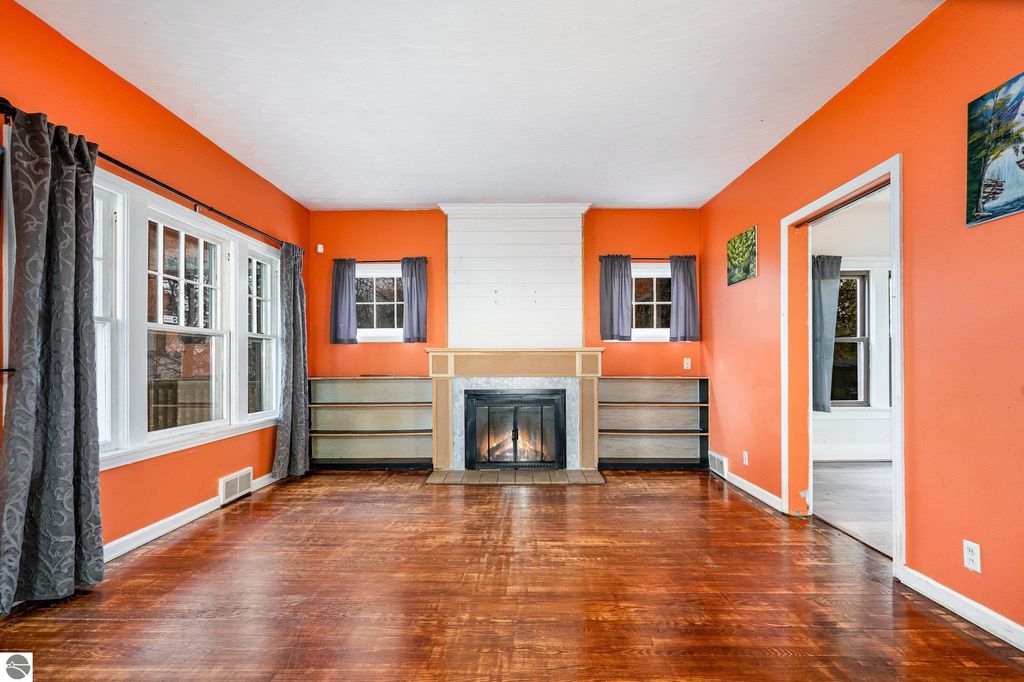 Image 4 of property listing at 739 California Street, Alma, MI 48801