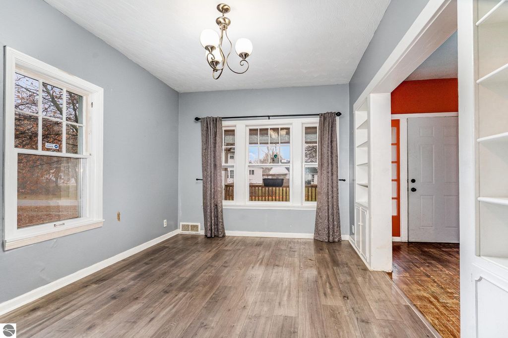 Image 5 of property listing at 739 California Street, Alma, MI 48801