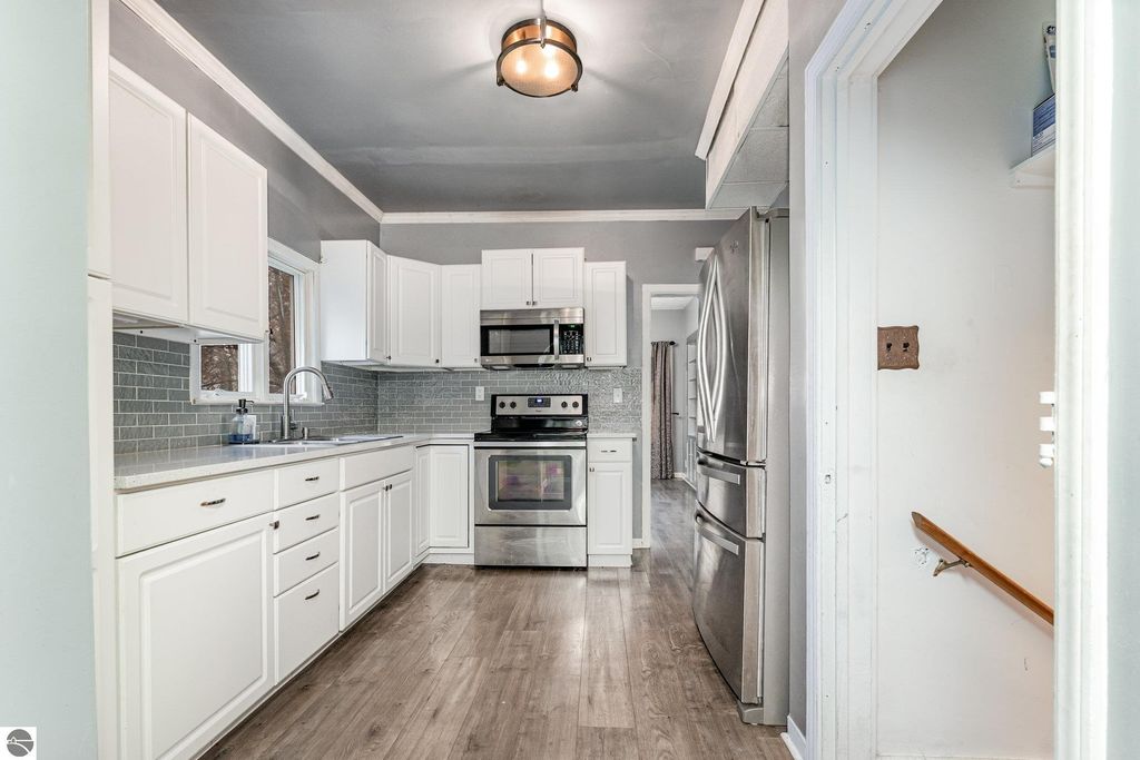 Image 7 of property listing at 739 California Street, Alma, MI 48801