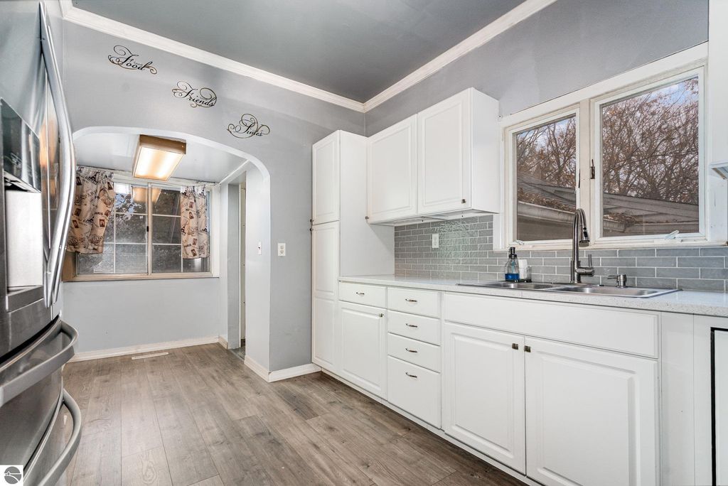 Image 8 of property listing at 739 California Street, Alma, MI 48801