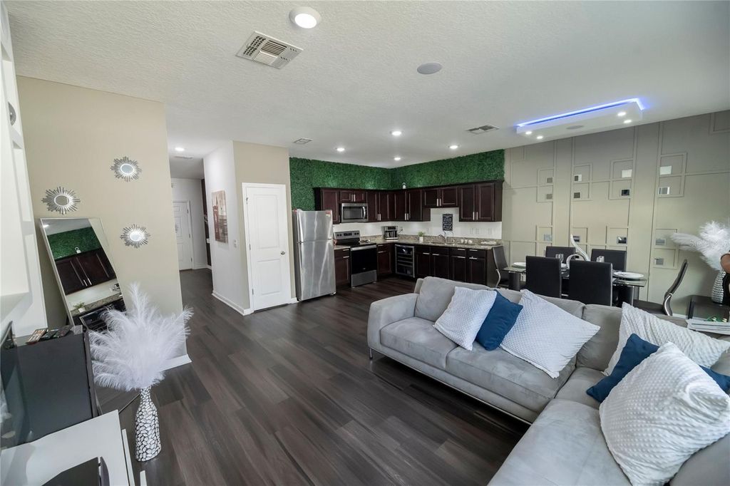 Image 14 of property listing at 844 GRANDIN STREET, Davenport, FL 33897