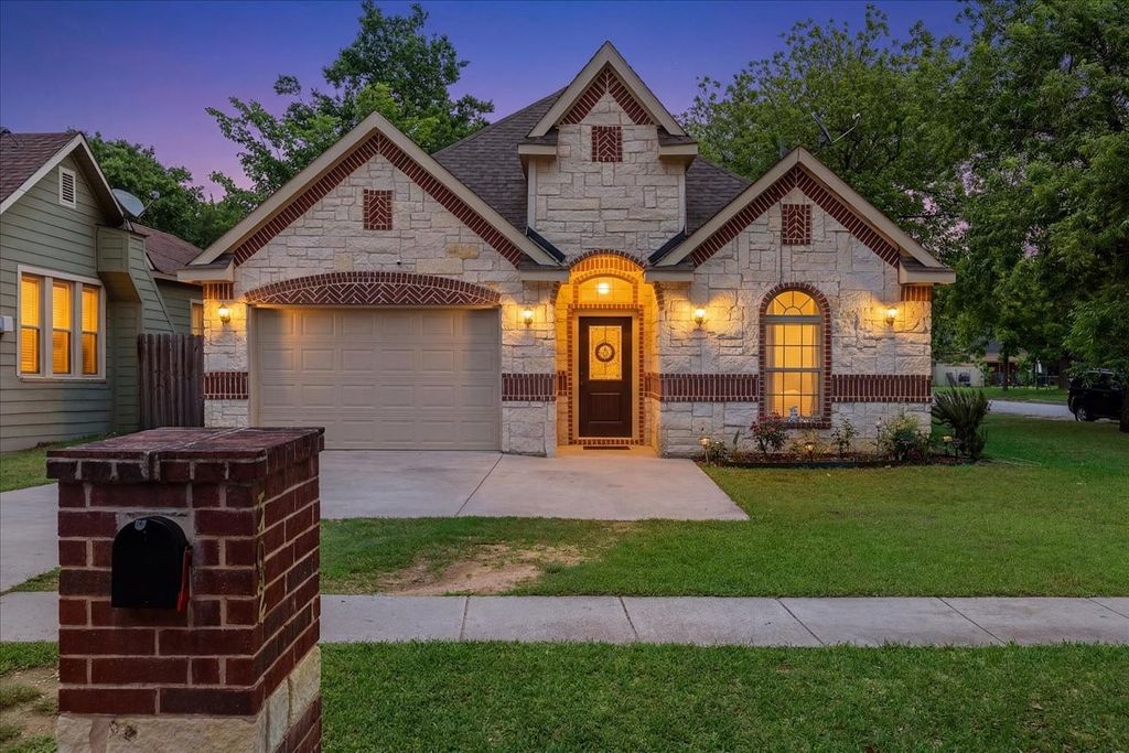 502 Ritchey Street, Gainesville, TX 76240