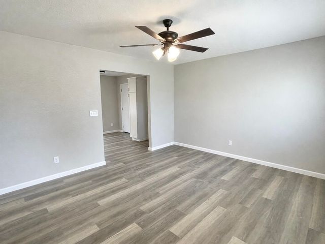 1427 Bradshaw Dr, Salina, KS 67401