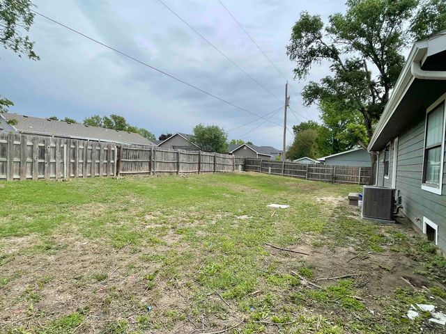 1427 Bradshaw Dr, Salina, KS 67401