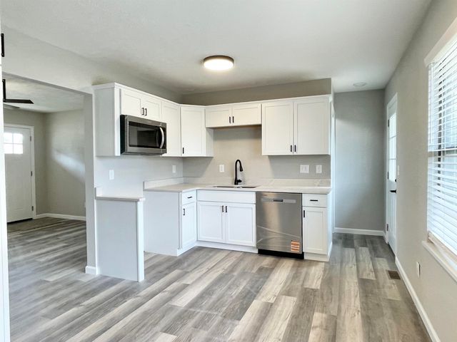 1427 Bradshaw Dr, Salina, KS 67401