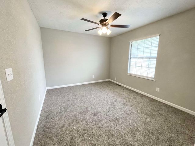 1427 Bradshaw Dr, Salina, KS 67401