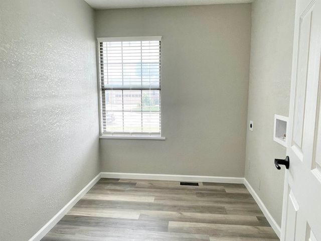 1427 Bradshaw Dr, Salina, KS 67401