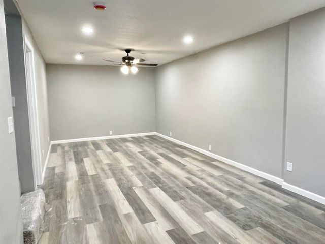 1427 Bradshaw Dr, Salina, KS 67401