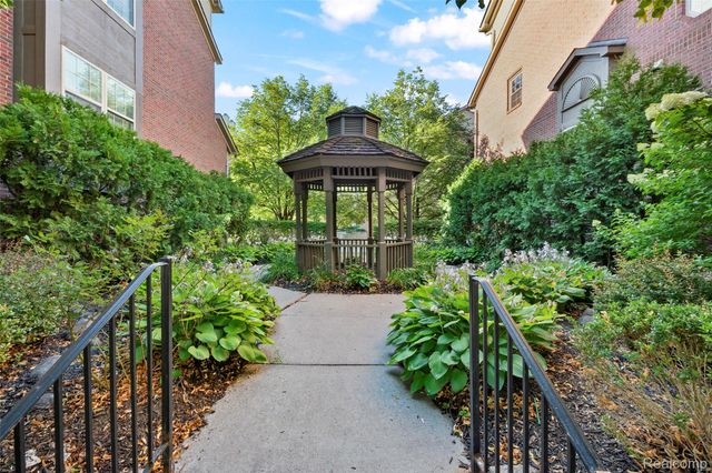 22200 Abbey Ln, Dearborn, MI 48124